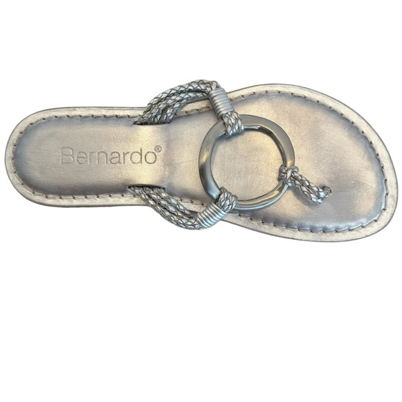 Bernardo Leather Thong Sandals Medieval Silver Metallic O-Ring Size 7 M Medium - Picture 12 of 15